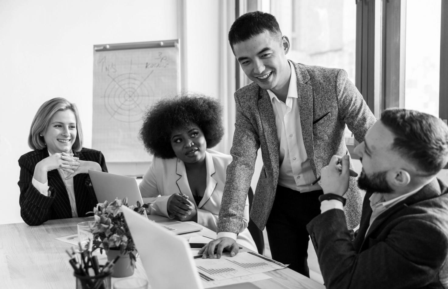 Équipe xenobalurient travaillant ensemble sur des stratégies d'investissement innovantes